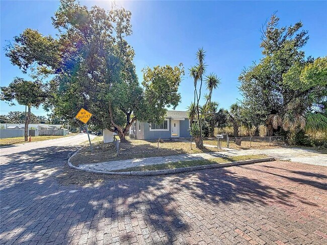 Building Photo - 2100 28th Ave N