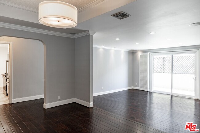 Building Photo - 818 6th St