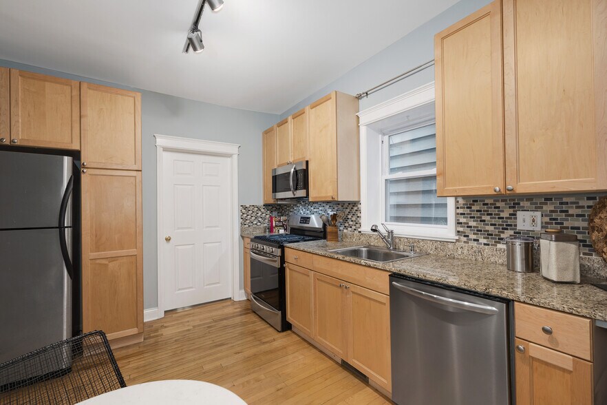 Building Photo - 3805 N Ravenswood Ave