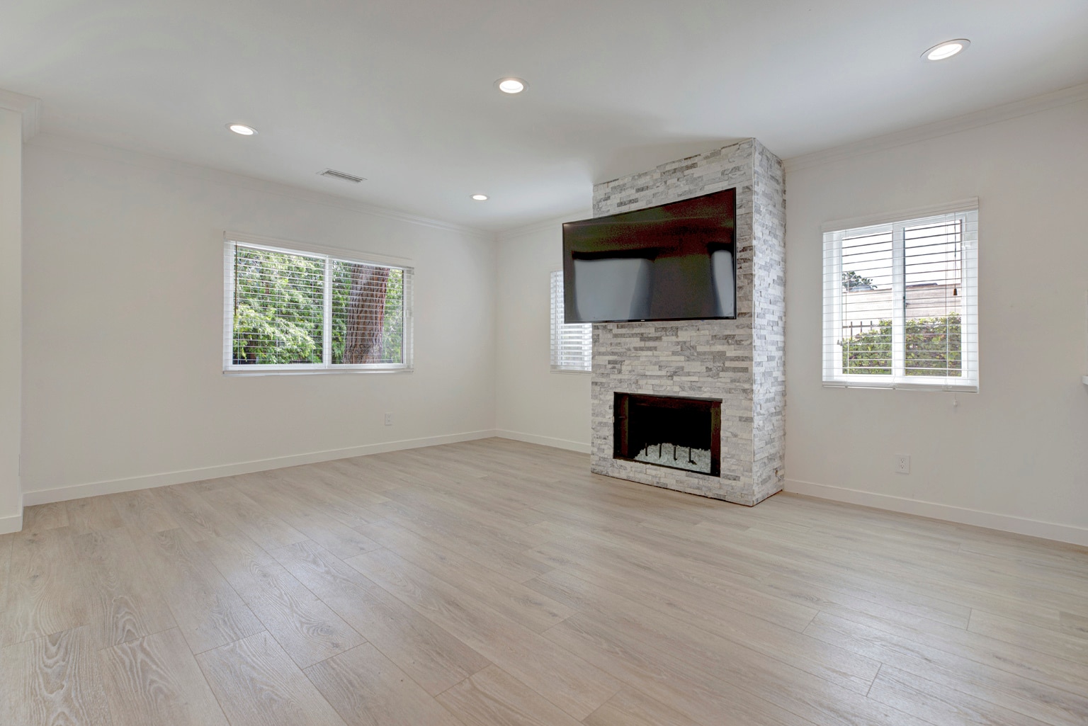 Building Photo - 247 N Oak Ave