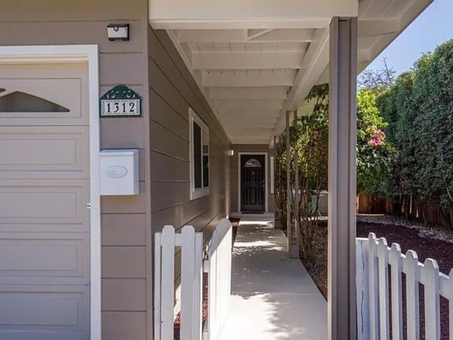 Building Photo - Cute Cottage in Belle Haven, Updated Interior, Remodeled Kitchen, Private Backyard!