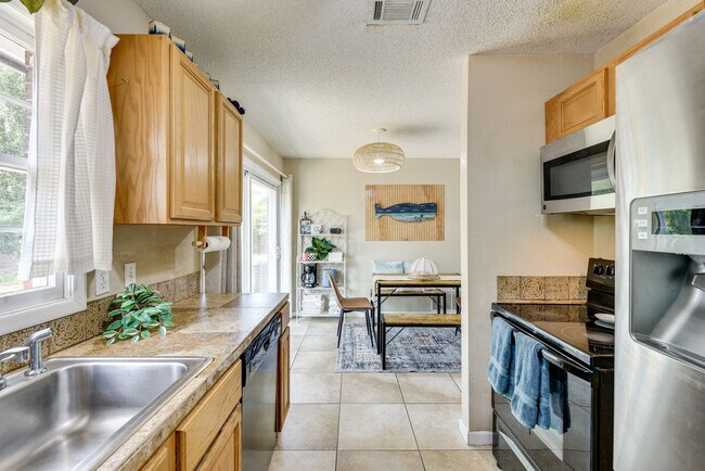 Building Photo - 310 Coral Dr SW