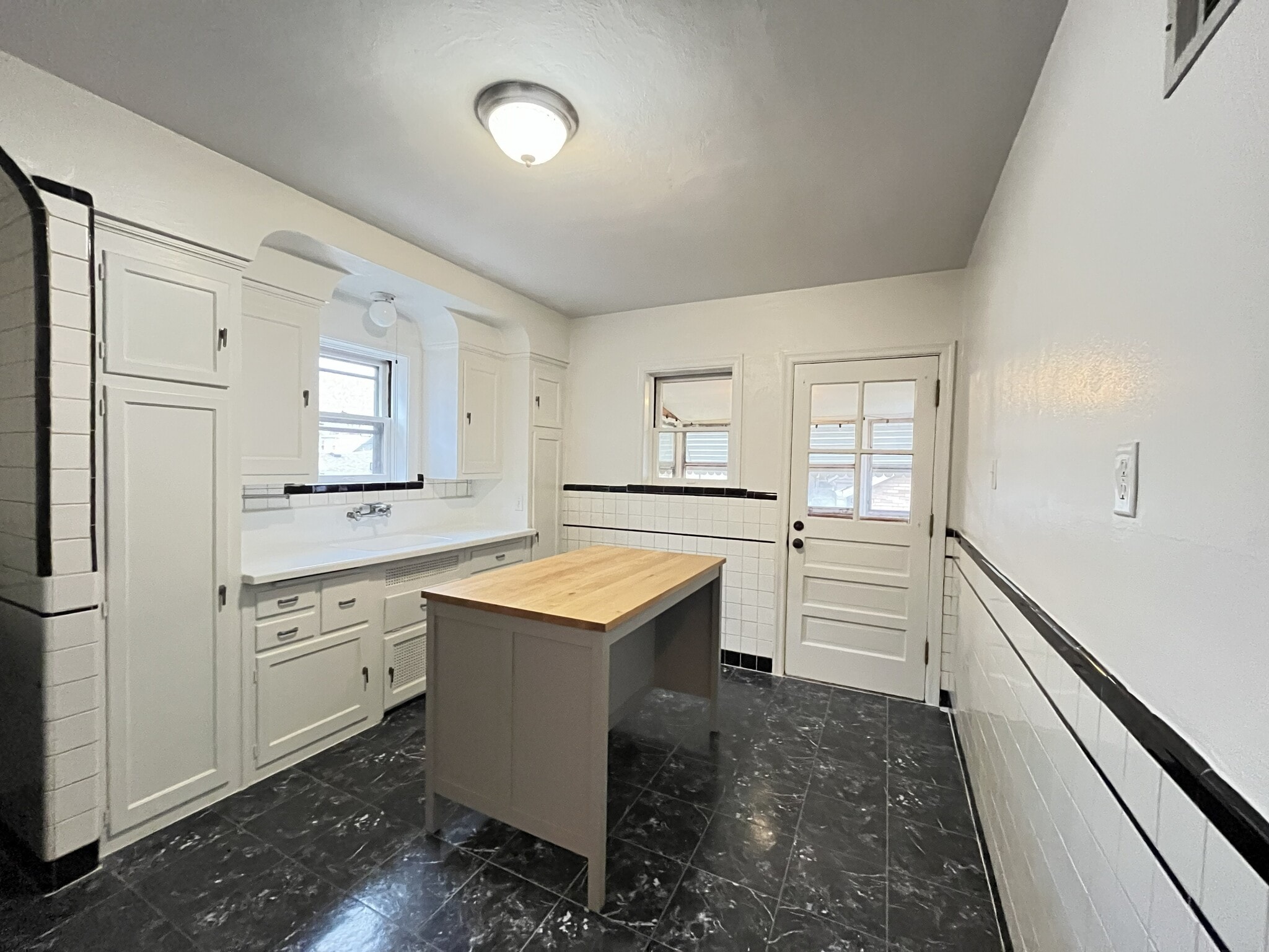 Building Photo - 6430 Bancroft Ave