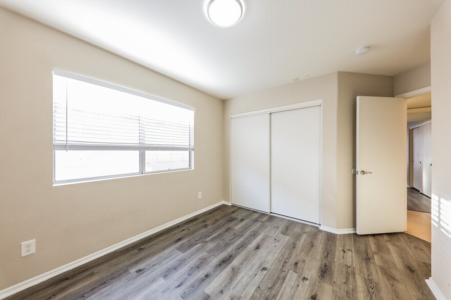 Building Photo - 8420 W Bloomfield Rd