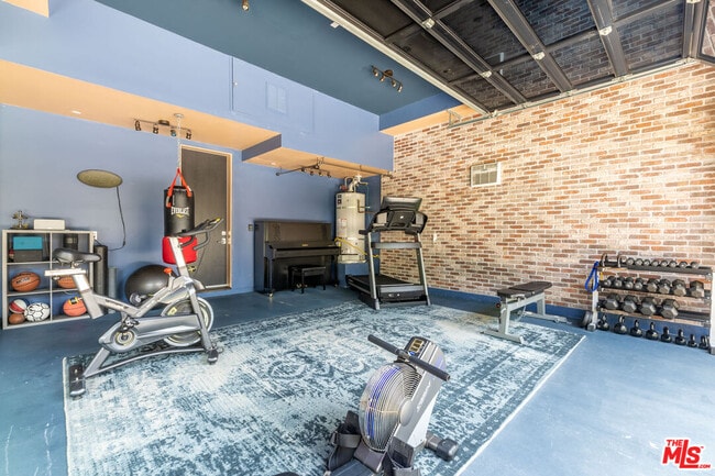 Building Photo - 1540 N Curson Ave