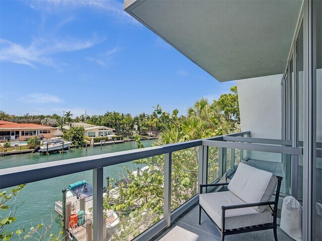 Building Photo - 9940 W Bay Harbor Dr