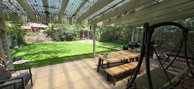 Building Photo - Spacious Ranch-Style 5BR Home w/ Finished Basement & Large Fenced Yard