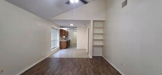 Building Photo - Available Now! Adorable 2 Bedroom 2 Bath Duplex in Longview!