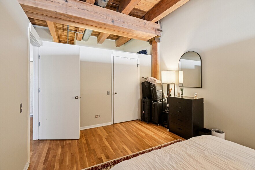 Building Photo - 333 S Desplaines St