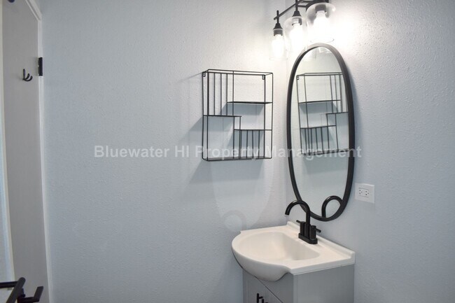 Building Photo - Upgraded 2/1/1 Hale Anaole Apts (Kaneohe) w/ utl. incl.