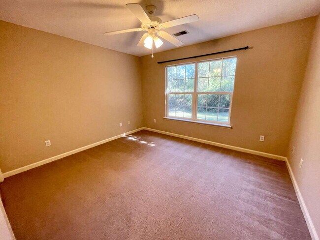 Building Photo - Duplex Apartment Close to Downtown Bluffton!