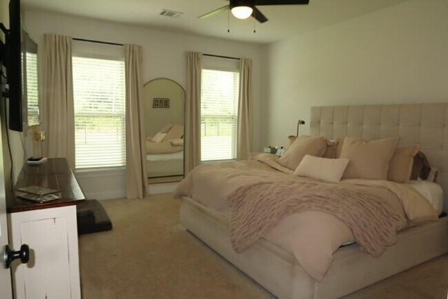 Building Photo - Golf Course and Pond Views