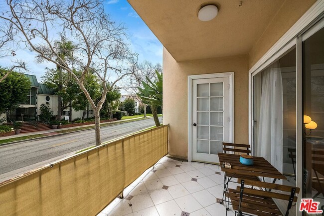 Building Photo - 423 Rexford Dr