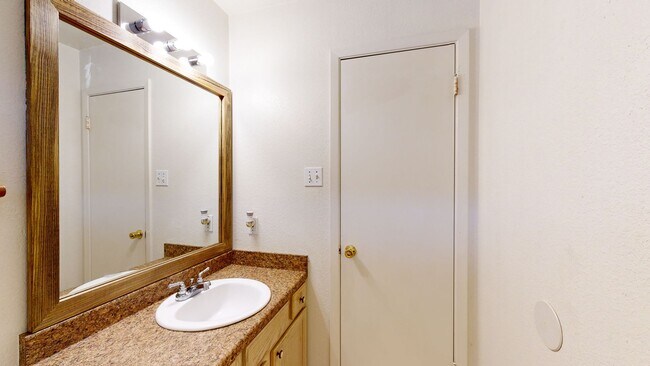 Building Photo - MOVE IN READY HOME MINUTES FROM FORT HOOD!