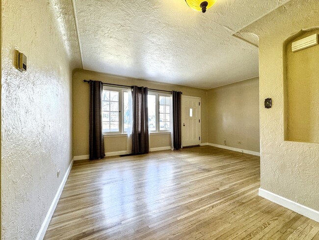 Building Photo - 1050 E Bates Pkwy