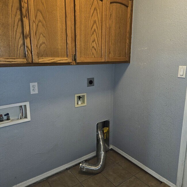 Building Photo - Awesome rental available!