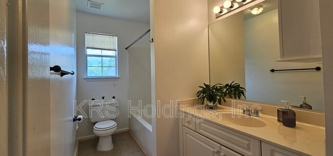 Building Photo - 3136 Sacramento Dr