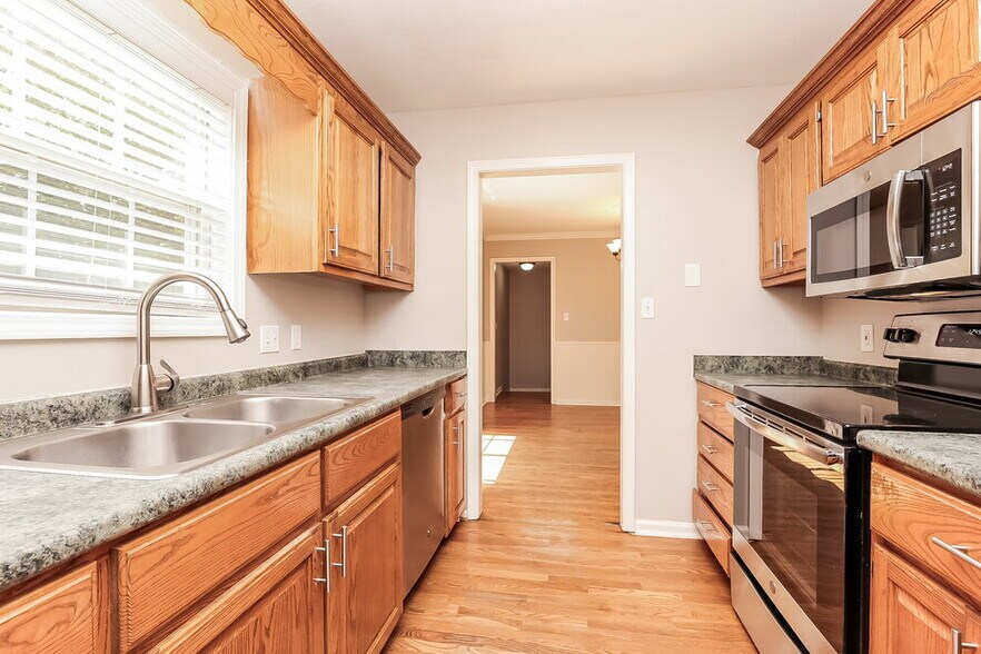 Building Photo - 3013 Candlelite Dr
