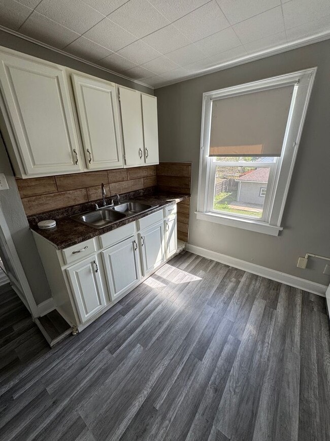 Building Photo - 1401 N Court St