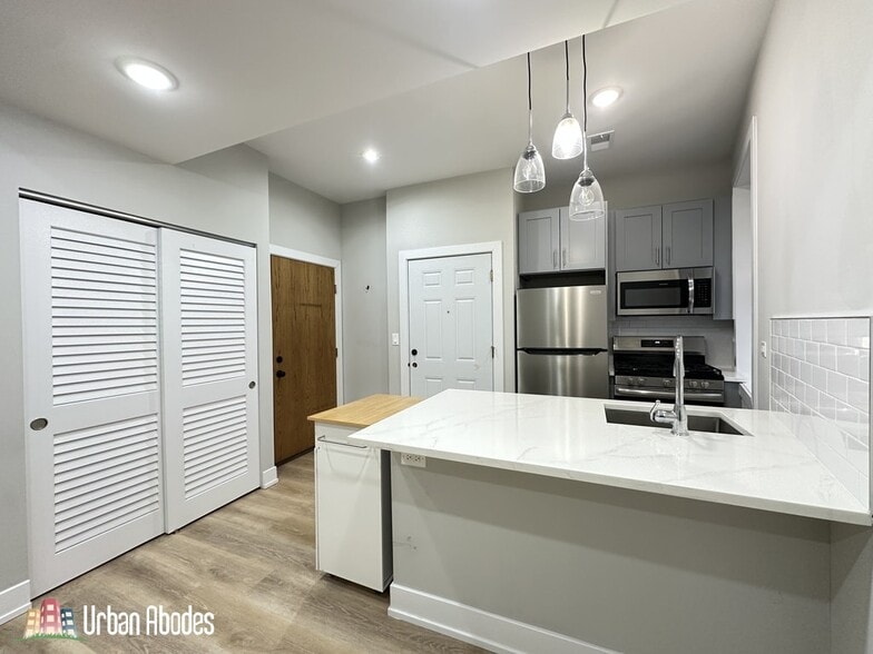 Building Photo - 442 W Belden Ave