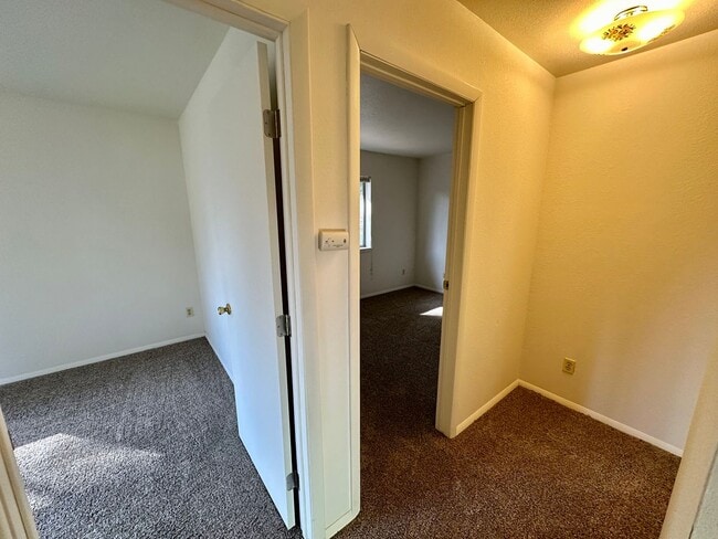 Building Photo - 2 Bedroom 2 Bathroom 2 Story House Walking...