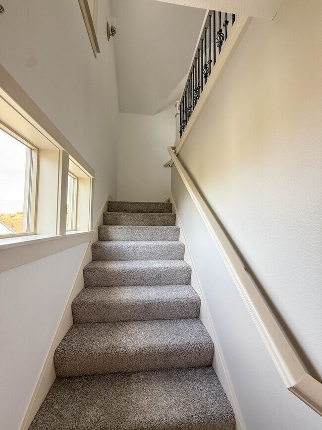 Building Photo - 3Bd/2.5Ba Seattle Townhouse