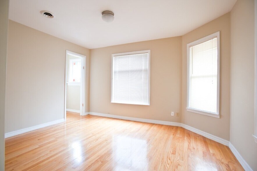Building Photo - 2431 N Farwell Ave