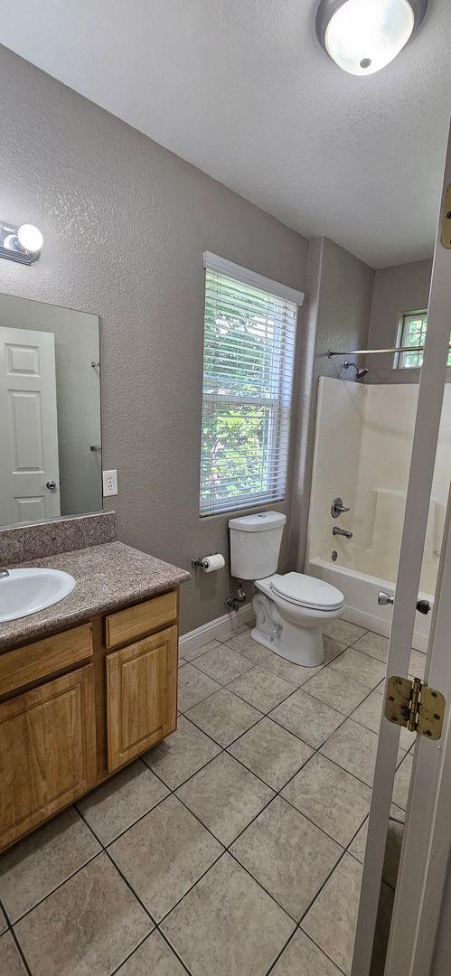 Building Photo - G Street 6 Plex