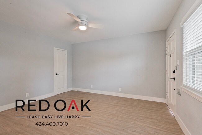 Building Photo - Recently Renovated One Bedroom Walk-Up wit...