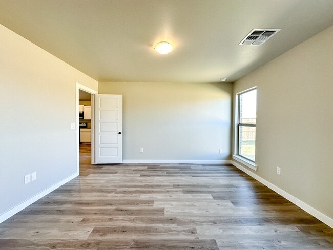 Building Photo - Updated Home in Burgamy Park!