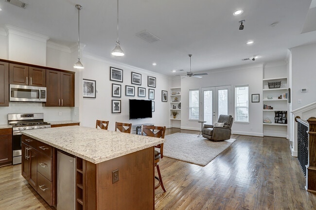 Building Photo - 946 W 24th St