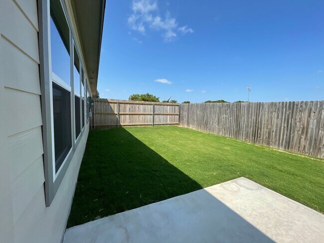 Building Photo - AVAILABLE NOW - 3 BEDROOM 2 BATH DUPLEX IN CLEBURNE