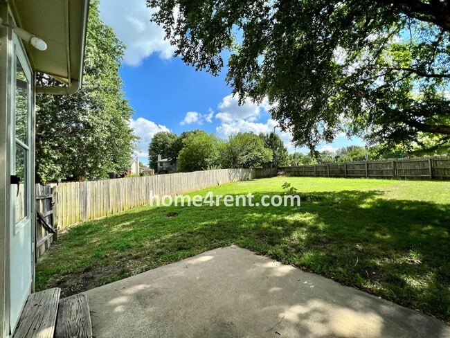 Building Photo - Cozy Duplex w/ Plenty of Space, LVP Flooring and a Fenced Yard!