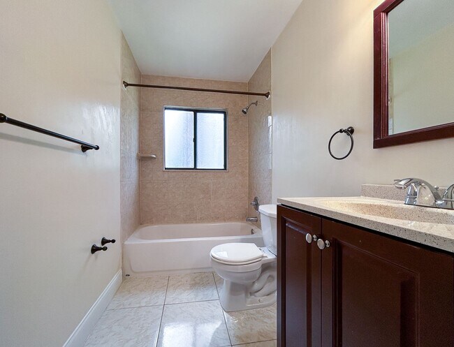 Building Photo - Beautiful 2/1.5 Townhome in Cedar Ridge-717A