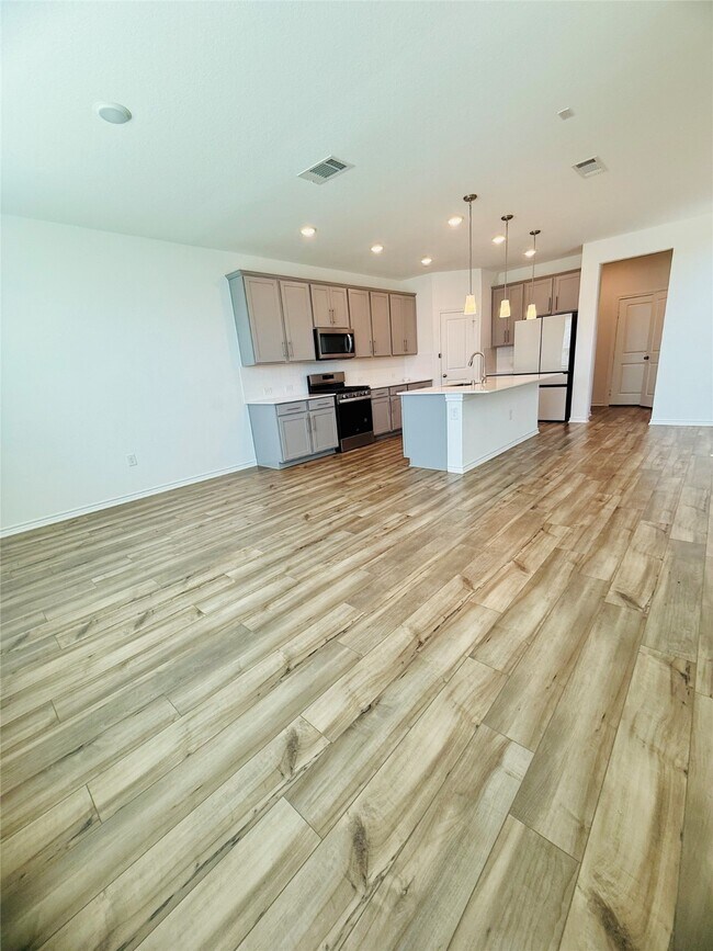 Building Photo - 15826 Dove Holw Dr