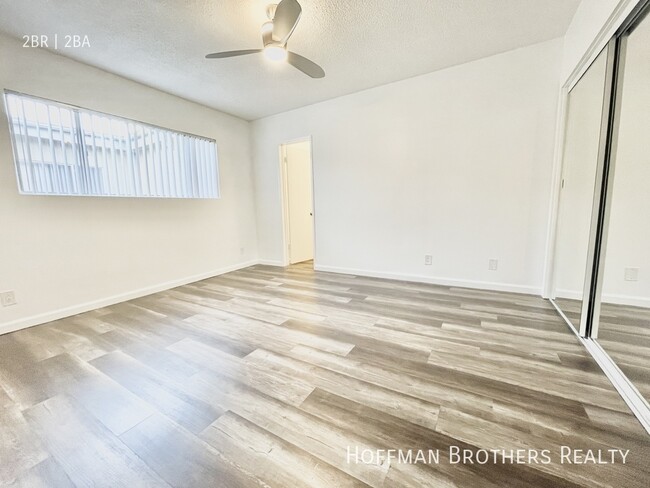 Building Photo - 1037 N Harper Ave