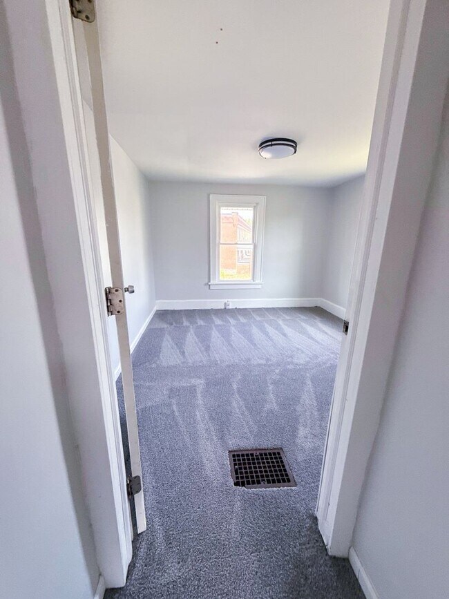 Building Photo - Move-In Ready 3 Bedroom Home w/ Fresh Pain...