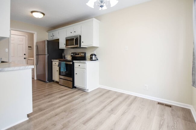 Building Photo - Pet Friendly Three Bedroom with Bonus!