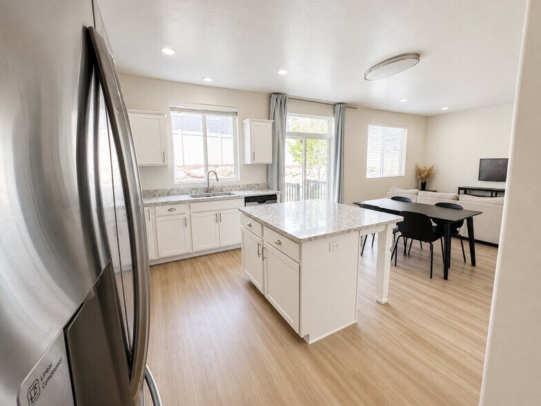 Building Photo - 267 W Willow Creek Dr