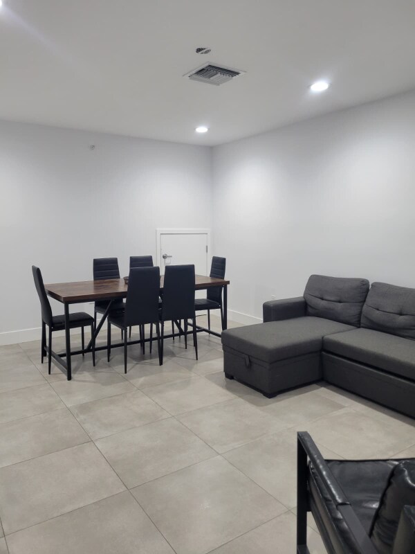 Building Photo - 645 Palmetto Dr
