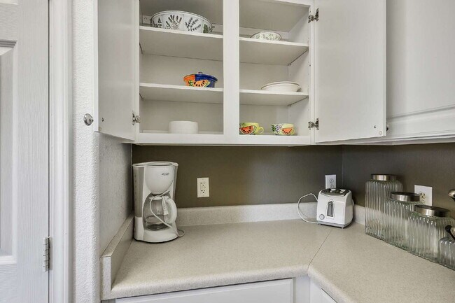 Building Photo - "Chic 1-Bedroom Oasis in Prime Las Vegas Location – 813 Sq. Ft. of Comfort!"