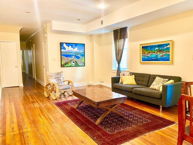 Building Photo - Spacious 2 Bed Plus Den - 1 Bath - Capitol...