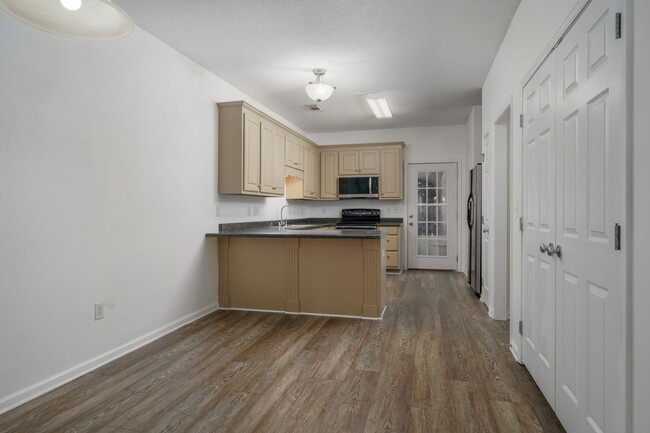 Building Photo - Charming and Newly Renovated 3 Bedroom 2 B...