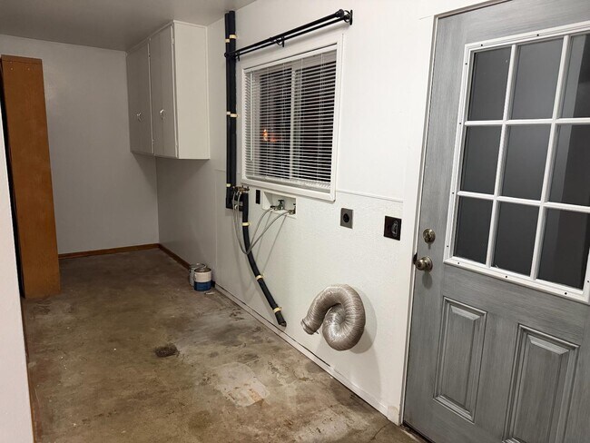 Building Photo - 1915 SE Debord St