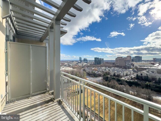 Building Photo - 8220 Crestwood Heights Dr