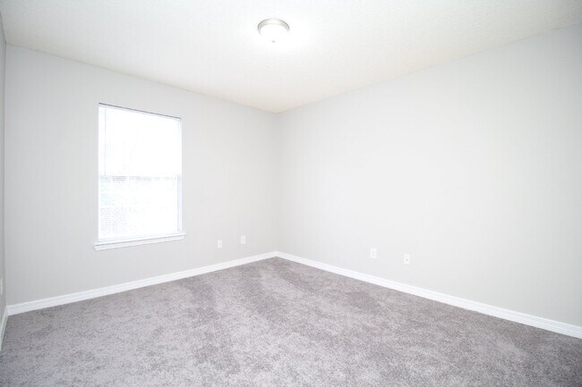 Building Photo - Gulf Breeze 3-Bedroom, 1-Bath Home Zoned for Top Schools with Quick Access to Pensacola and Pensa...