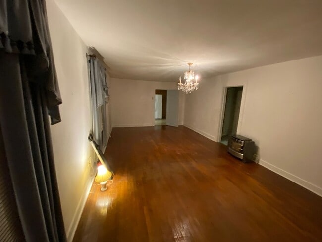 Building Photo - 2 bedrooms 1 bath - Large Yard