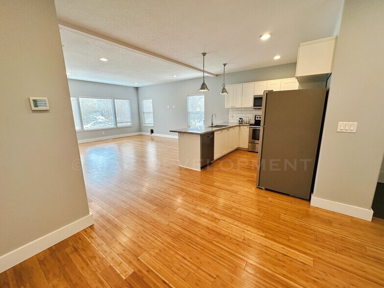 Building Photo - 9105 NE Sacramento St