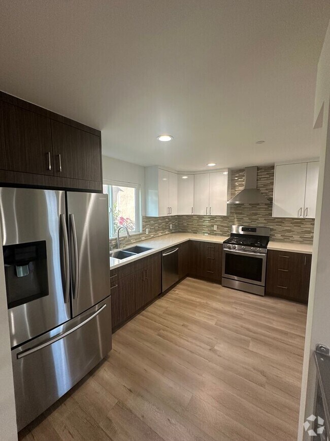 Building Photo - Spacious & Modern Tri-Level Townhome | 3 B...