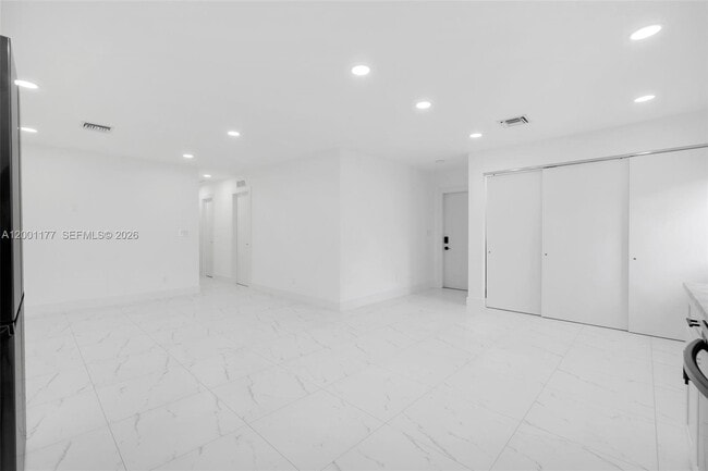 Building Photo - 810 SW 14th Ct